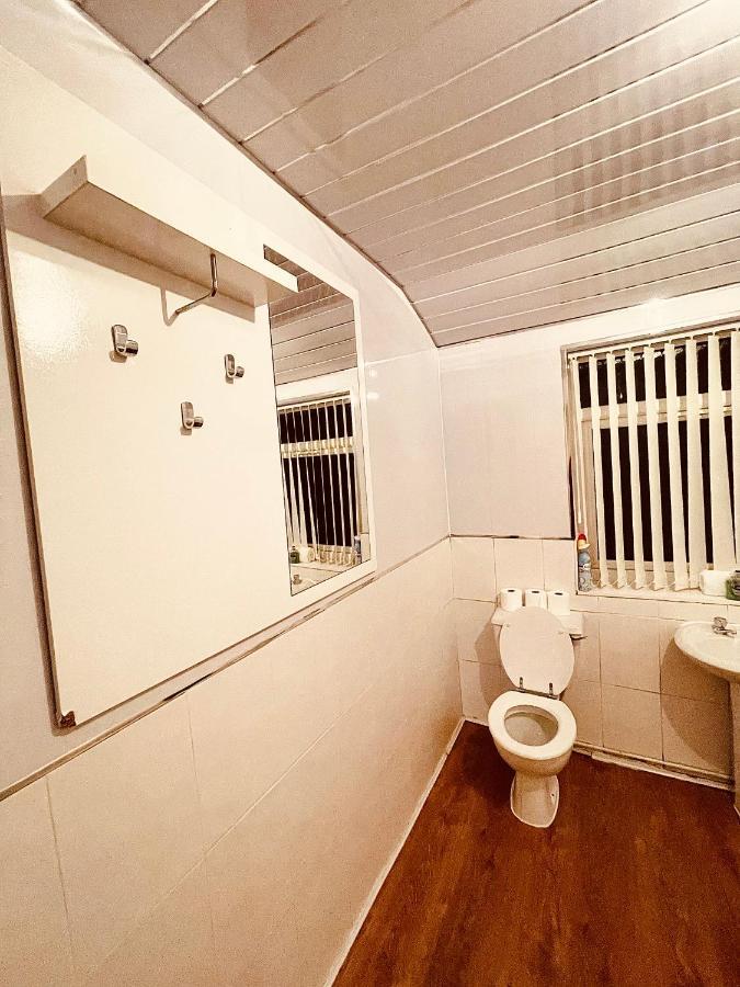Cute Spacious 2 Bedroom House, Sleeps 8, Free Street Parking, Easy Access Lock Box Entry, 2 Minute Drive From City Centre Liverpool Exterior photo